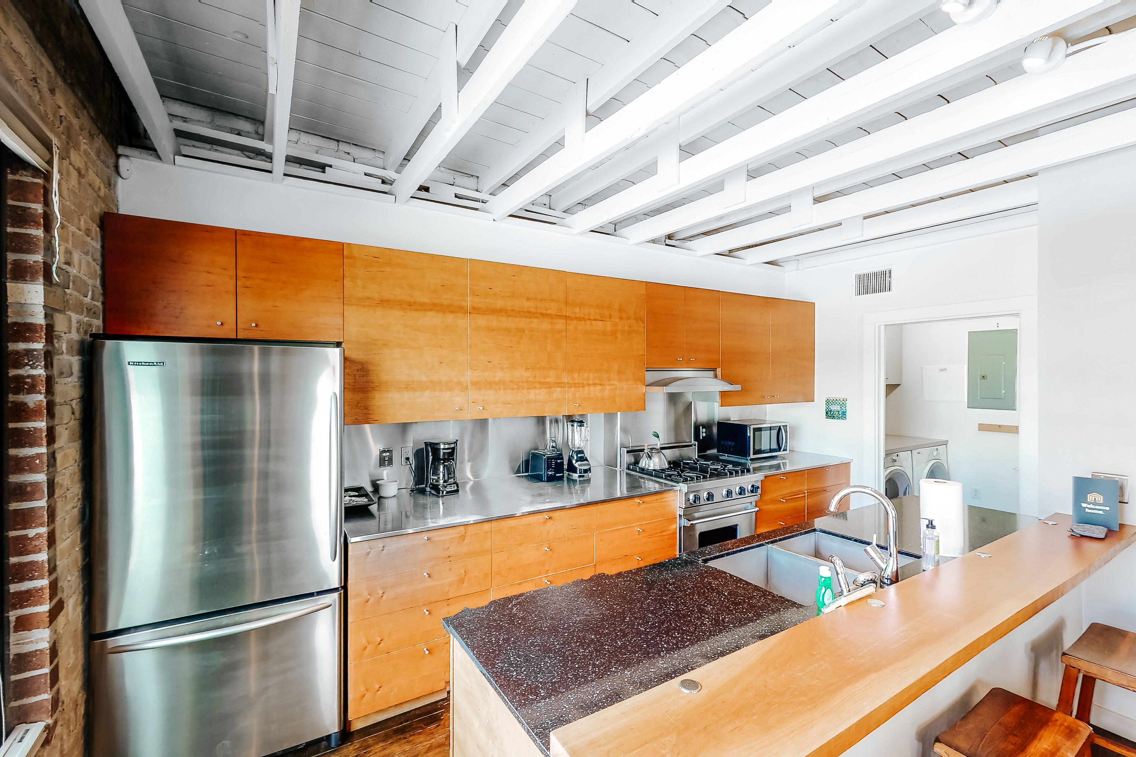 冷蔵庫、電子レンジ、オーブン、コンロ