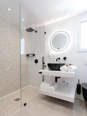 Een bad, een haardroger, een bidet, handdoeken