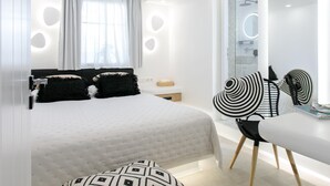 Une chambre moderne avec un grand lit, un tapis rond et une chaise au design original.