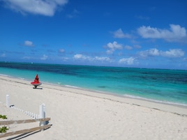 Una playa cerca, arena blanca, traslado desde/hacia la playa gratis