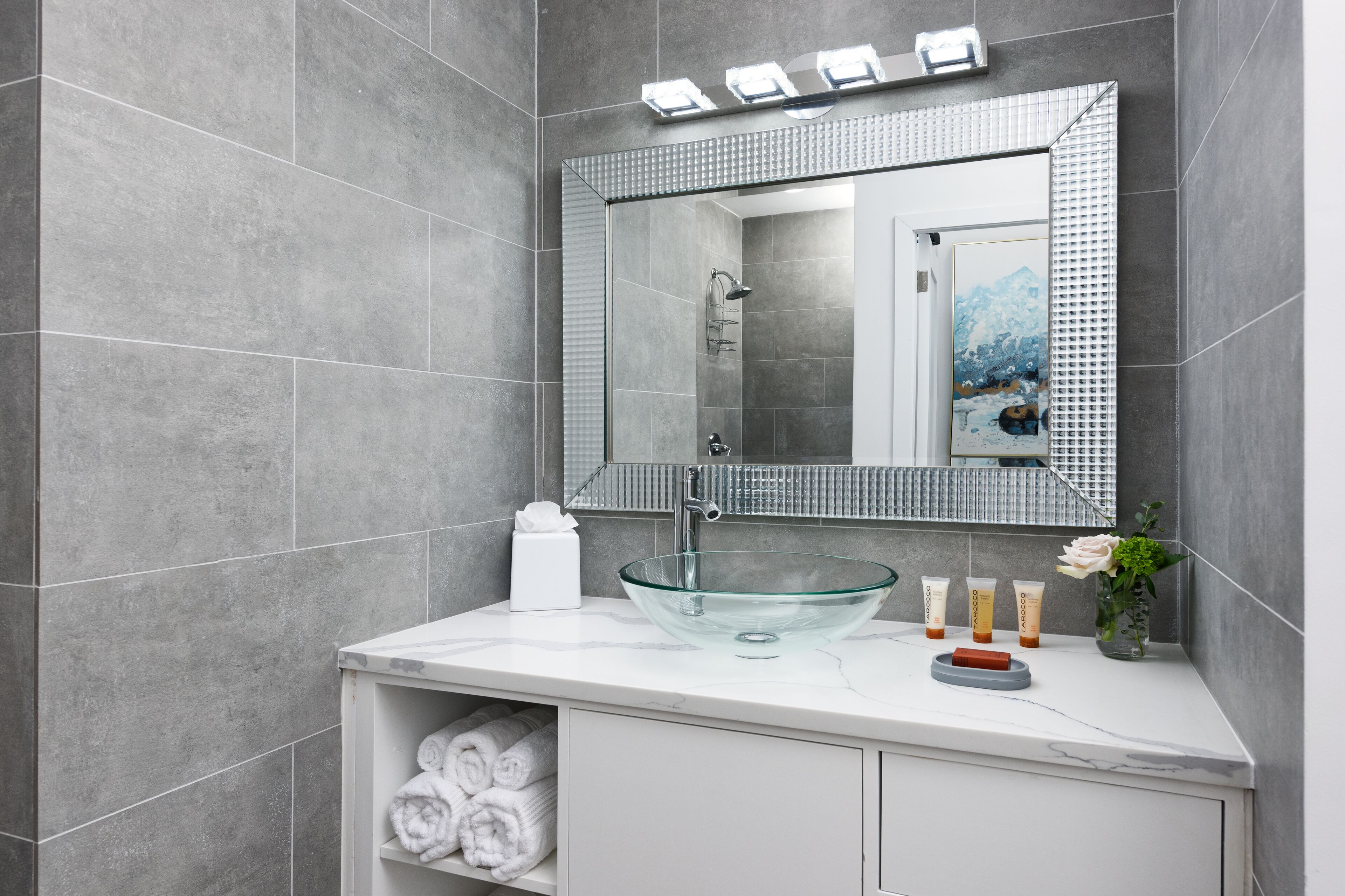 deluxe condo, 2 bedrooms, kitchen, marina view | bathroom | free toiletries, hair dryer, towels