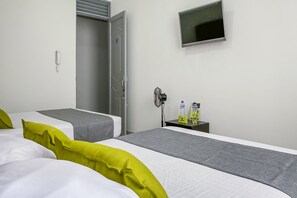 Quadruple Room | Free WiFi, bed sheets - Ayenda 1138 Apartahotel 109 (Dosquebradas)