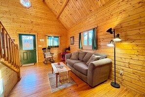 Een televisie en een open haard