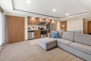 Skrivebord, blendingsgardiner, lydisolert og strykejern/-brett