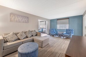 Suite, 1 kingsize-seng med sovesofa, ikke-røyk (Upgrade) | Skrivebord, blendingsgardiner, lydisolert og strykejern/-brett