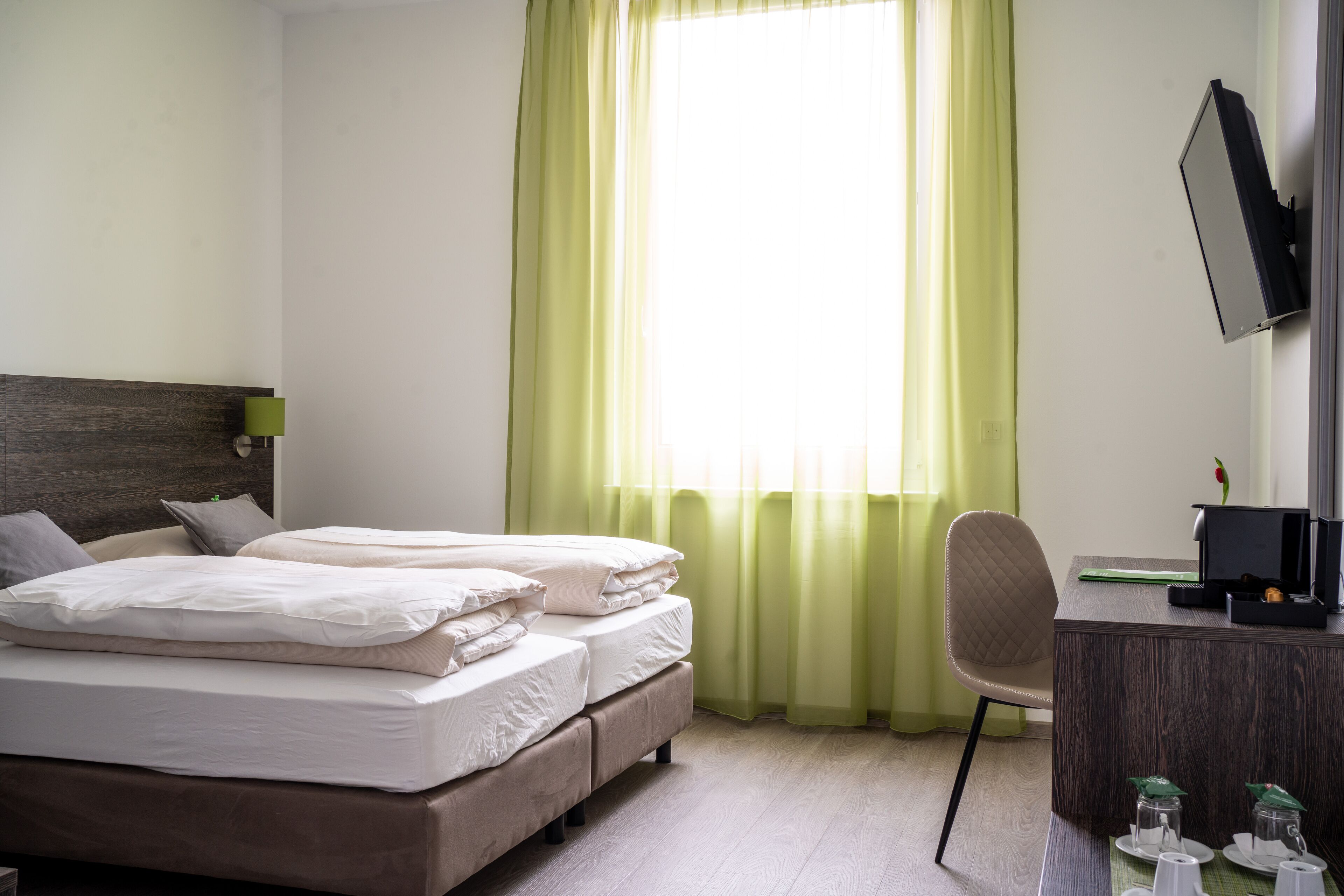 double room | in-room safe, desk, soundproofing, free wifi