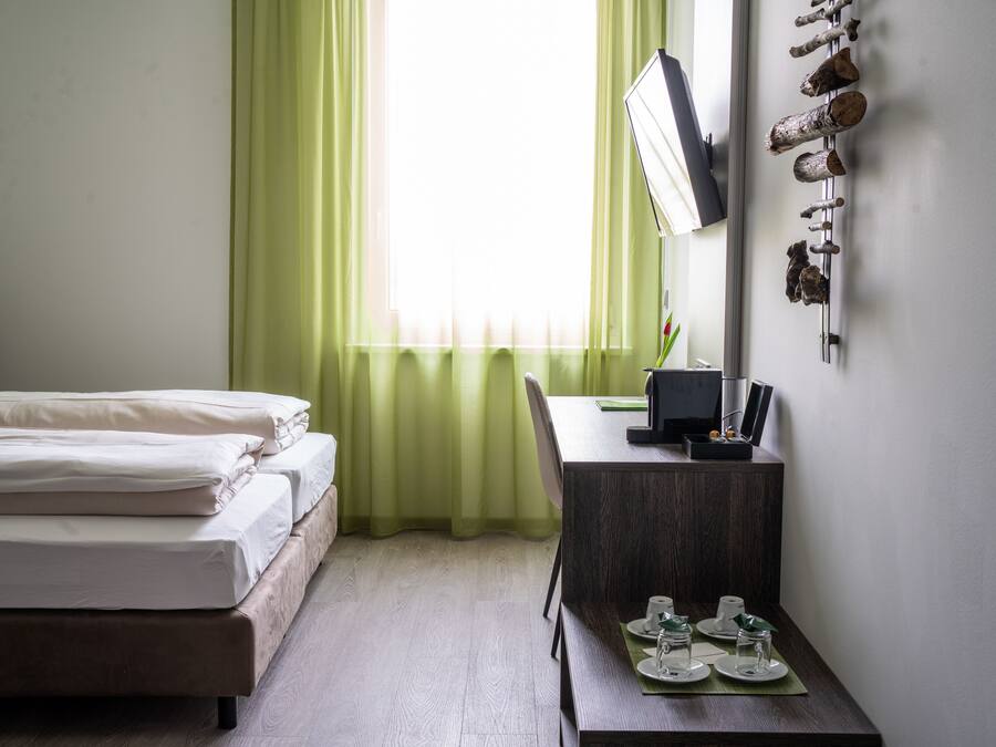 Caja de seguridad en la habitación y escritorio