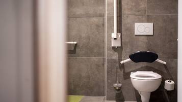 Doppelzimmer, barrierefrei | Badezimmer | Dusche, Haartrockner, Fußbodenheizung (Badezimmer), Handtücher