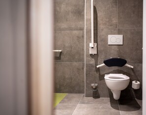 Camera doppia, accessibile ai disabili | Bagno | Doccia, asciugacapelli, pavimenti riscaldati, asciugamani