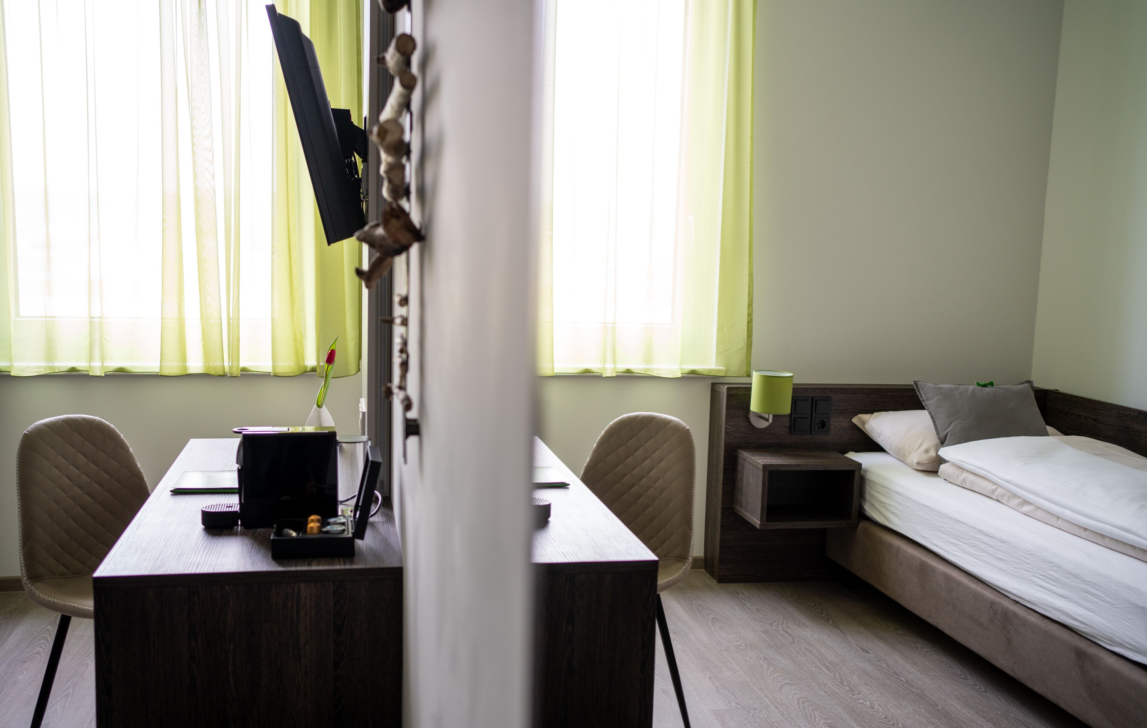 single room | in-room safe, desk, soundproofing, free wifi
