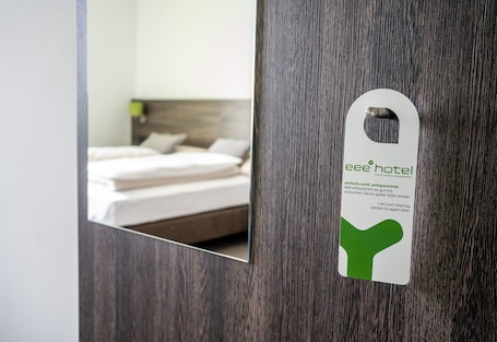 Double Room | In-room safe, desk, soundproofing, free WiFi. eee hotel Graz