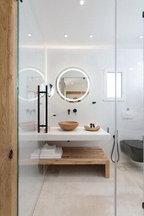 Bathtub, hair dryer, bidet, towels