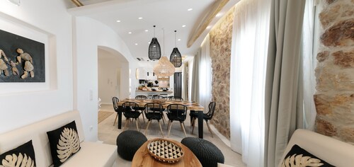 Superior 3 Bedrooms Luxurious Apartment in the heart of Naxos Town