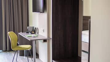 特色装修、办公桌、笔记本电脑工作区、隔音