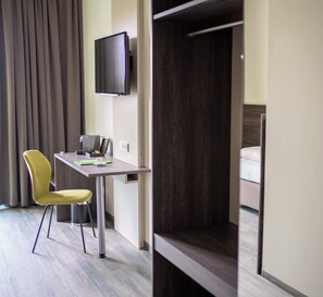 Decoración personalizada, escritorio y espacio para trabajar con laptop 