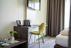 1 bedroom, individually decorated, desk, laptop workspace