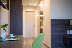 Quarto solteiro, chuveiro com barras de apoio | Individualmente decorados, escrivaninha