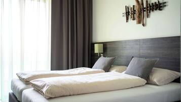 1 habitación, decoración personalizada y escritorio