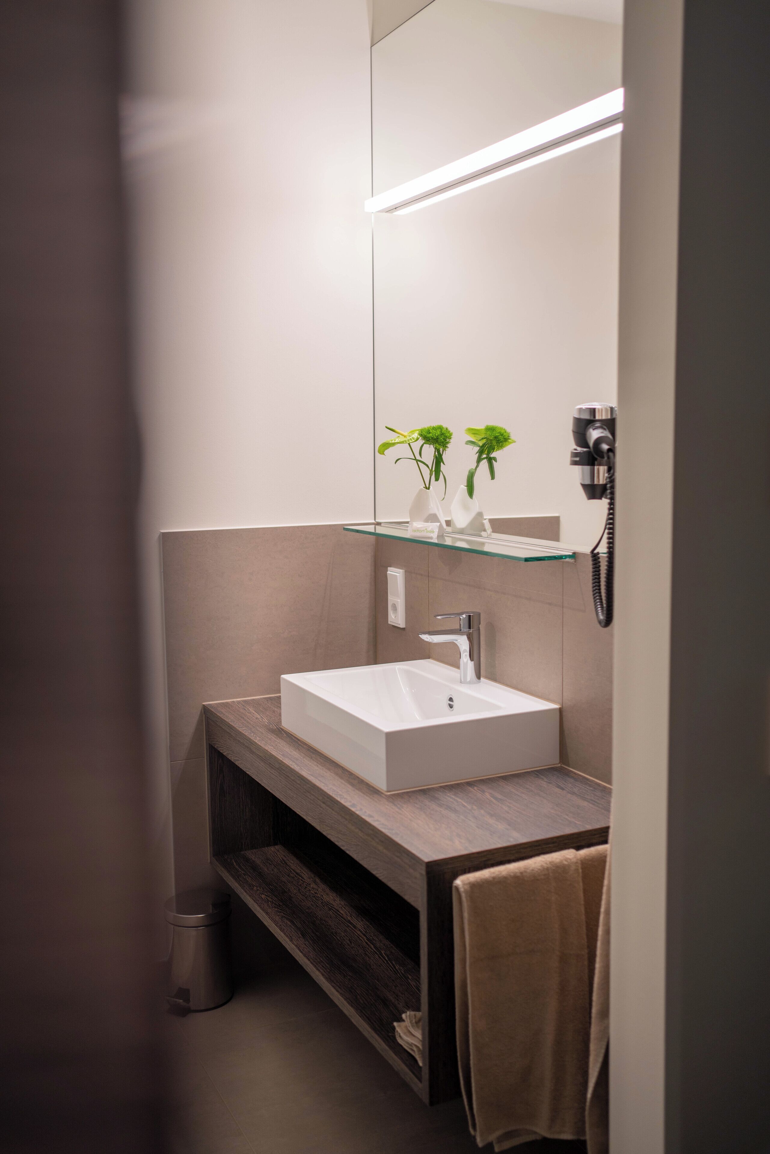 Suihku, sadesuihkupää, hiustenkuivaaja, lämmitetyt lattiat