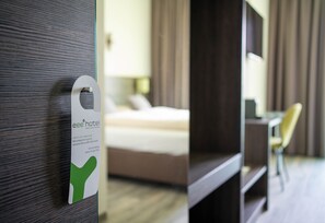Double Room | Individually decorated, desk, laptop workspace, soundproofing - eee hotel Gunskirchen (Gunskirchen)