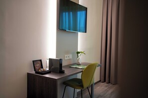 Decoración personalizada, escritorio y espacio para trabajar con laptop 