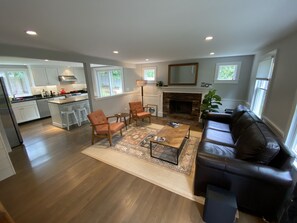 Smart TV, libros y estéreo