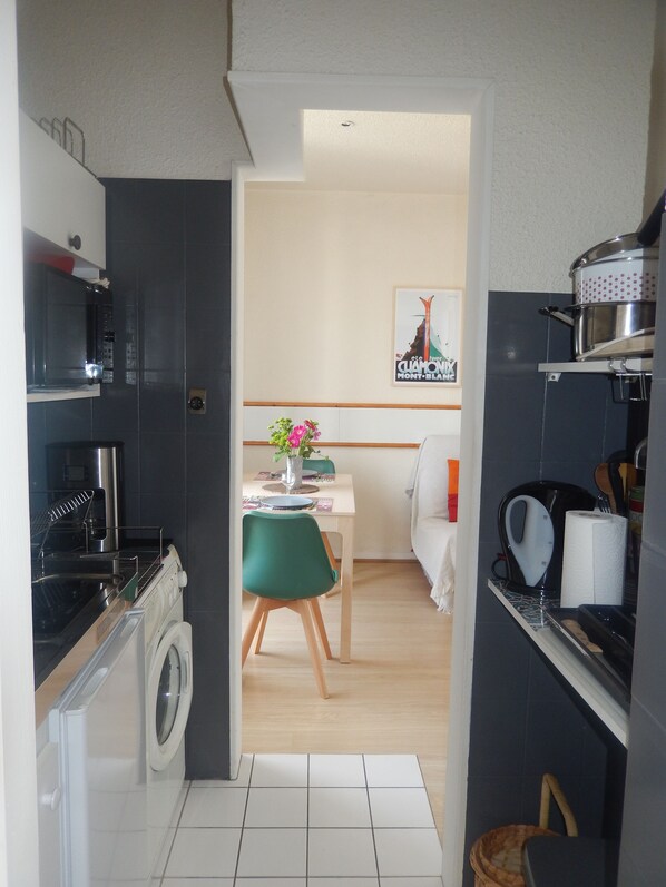 ثلاجة، ميكروويف، فرن، موقد طهي مسطح