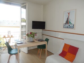 Living area - Lovely studio in the center of town 2 balconies (Aix-les-Bains)