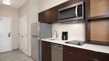 Geladeira grande, micro-ondas, cooktop, lava-louças