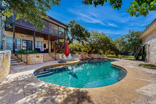 Contemporary dog-friendly house w/ private gas grill, hot tub, & outdoor pool