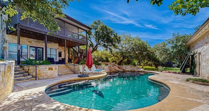 Contemporary dog-friendly house w/ private gas grill, hot tub, & outdoor pool