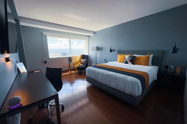 Studiosvit Deluxe | Värdeförvaringsskåp på rummet, skrivbord och arbetsyta för laptop