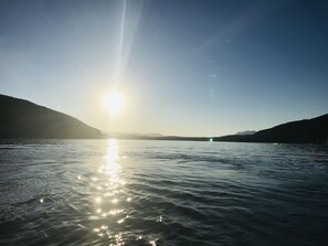 On the beach - Whitefish Lakefront 3 BR Penthouse, 5 min from downtown, view of Big Mountain (Whitefish)
