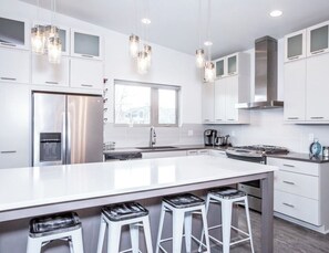 Refrigerador, microondas, horno y parrilla de estufa 