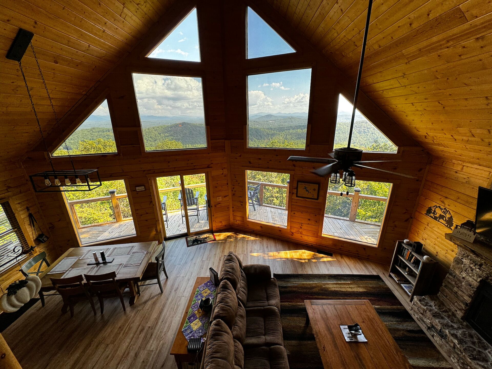 TV connectée, cheminée, jeux vidéo, lecteur de DVD