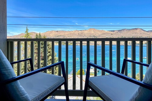 Lovely Top-Floor Condo w/Free WiFi, Private Balcony, Gas Grill, and Views