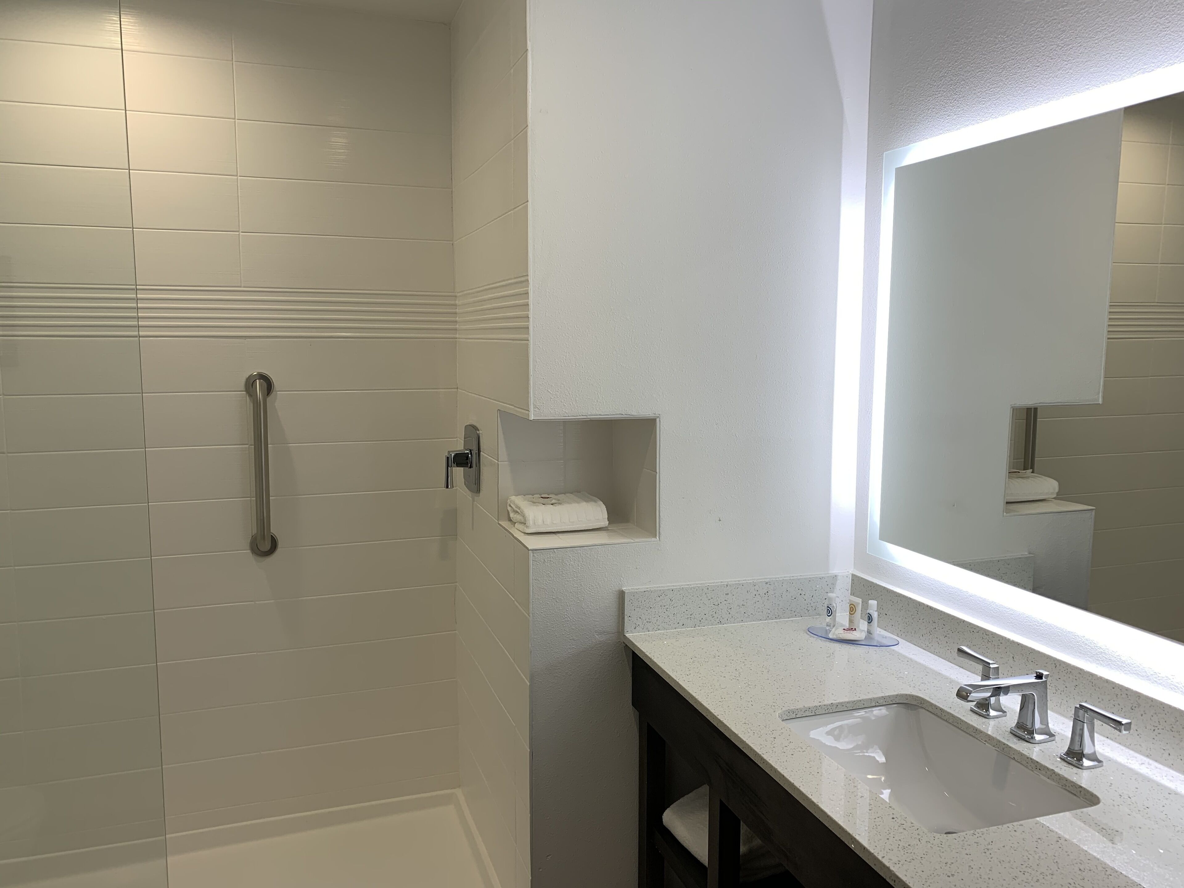 standard room, 1 king bed, non smoking | bathroom sink