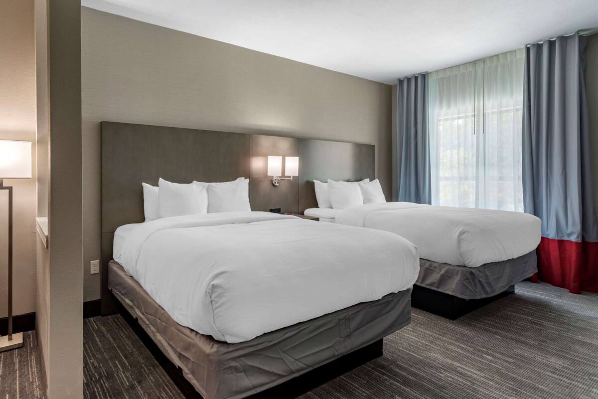 Suite, 2 Tempat Tidur Queen, Bebas Asap Rokok | Seprai premium, meja kerja, ruang kerja ramah laptop, dan kedap suara