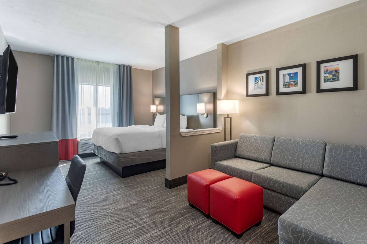 Suite, 1 Tempat Tidur King, Bebas Asap Rokok | Seprai premium, meja kerja, ruang kerja ramah laptop, dan kedap suara