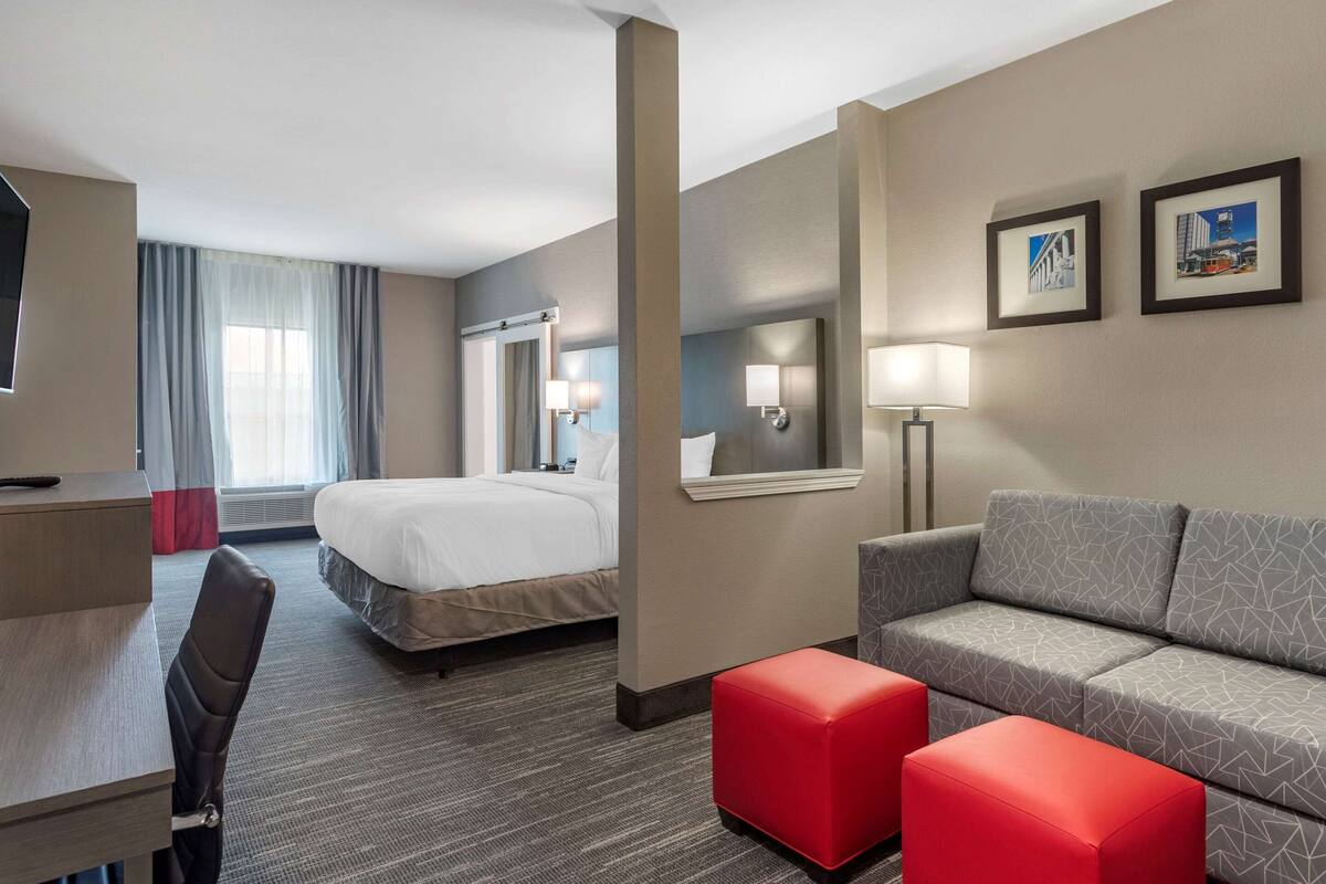 Suite, 1 Tempat Tidur King, akses difabel, Bebas Asap Rokok | Seprai premium, meja kerja, ruang kerja ramah laptop, dan kedap suara
