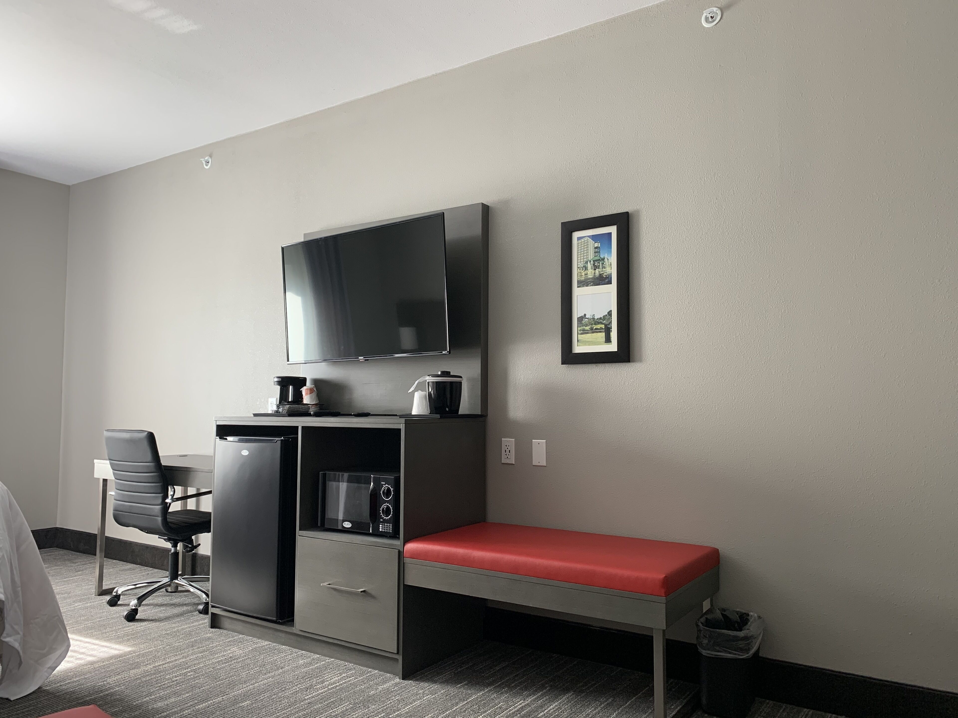 standard room, 1 king bed, non smoking | television