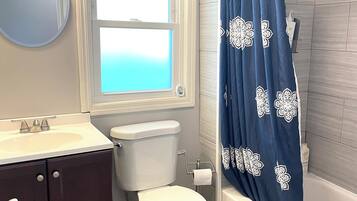 Ensemble douche/baignoire, sèche-cheveux, serviettes fournies, savon