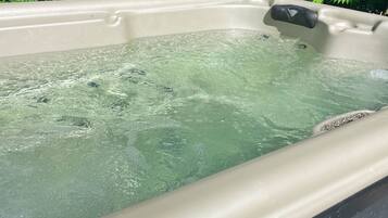 Tina de hidromasaje al aire libre