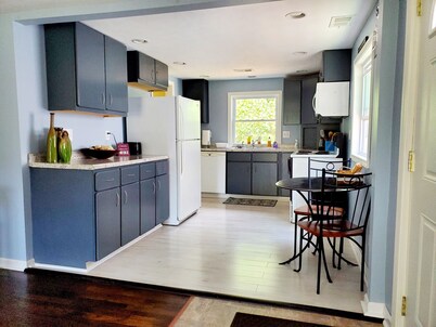 Beach Bliss, Pet Friendly Retreat, With Hot Tub Near Lake MI