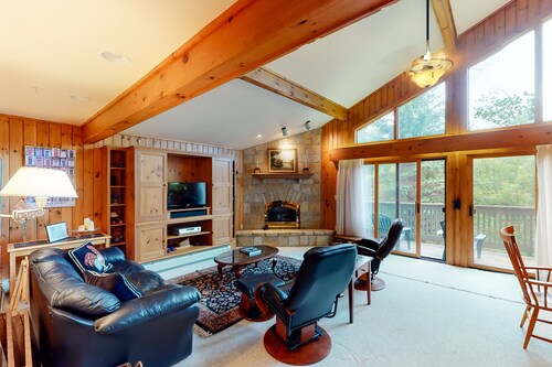 Ski-in/out family home w/shared pool/Ping-pong/balcony/free WiFi/fireplace