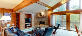 Ski-in/out family home w/shared pool/Ping-pong/balcony/free WiFi/fireplace