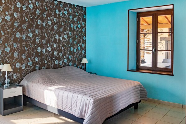 3 bedrooms, desk, iron/ironing board, free WiFi