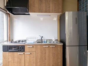 Geladeira, micro-ondas, cooktop, talheres/pratos/utensílios de cozinha