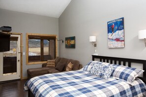 2 bedrooms, WiFi, bed sheets - Beautiful Renovated Condo in the Heart of Granby and Grand County (Granby)