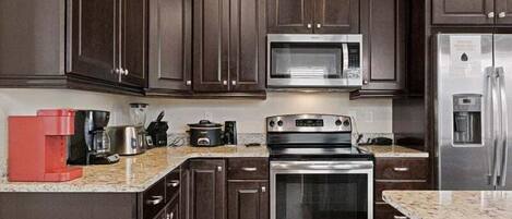 Refrigerador, microondas, horno, placa de cocina